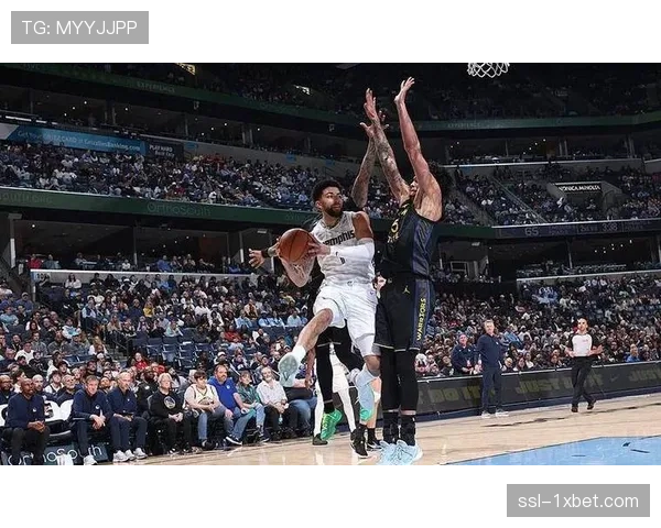 勇士大胜灰熊,残阵九人轮换展现冠军体系深度 勇士大胜灰熊,残阵九人轮换展现冠军体系深度